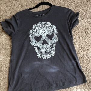 skull tee
